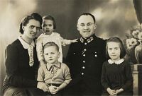 <p>Niemiecka rodzina w Łapach ; A German family in Łapy</p>

