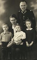 <p> Niemiecka rodzina z dziećmi ; A German family with their children</p>
