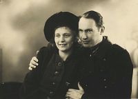 <p>Niemiecki zwiadowca stacji z żoną ; A German scout of the station with<br />
his wife</p>
