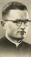 <p>Ksiądz w okularach ; A priest wearing glasses</p>
