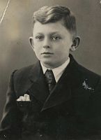 <p>Chłopiec w garniturze ; A boy wearing a suit</p>
