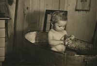 <p>Dziecko w kąpieli ; A child having a bath</p>
