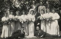 <p>Pamiątka ślubu - zdjęcie zbiorowe ; A memento photograph of the<br />
wedding - a group photo</p>

