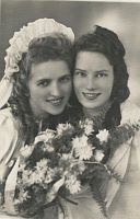 <p>Pamiątka ślubu - panna młoda i druhna ; A memento photograph of the<br />
wedding - a bride with her bridesmaid</p>
