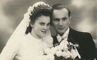 <p>Pamiątka ślubu ; A memento photograph of the wedding</p>
