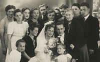 <p>Pamiątka ślubu - wspólna fotografia ; A memento photograph of the<br />
wedding - a group photo</p>
