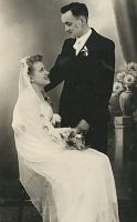 <p>Pamiątka ślubu ; A memento photograph of the wedding</p>
