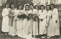 <p>Panna młoda z druhnami ; A bride with her bridesmaids</p>
