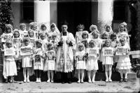 I Komunia w Uhowie. Ks. Edward Kisiel. Ok. 1945 rok
A first Holy communion in Uhowo. Father Edward Kisiel. Circa 1945.