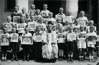 I Komunia w Uhowie. Grupa chłopców z ks. Edwardem Kisielem. Ok. 1945 rok
A first Holy communion in Uhowo. Boys with father Edward Kisiel. Circa 1945.