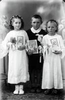 Dwie dziewczyny i chłopiec pamiątka I Komunii. 1942 rok
Two girls and a boy – a First Holy communion memento. 1942.