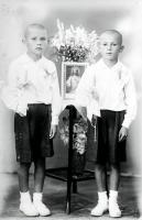 Pamiątka I Komunii dwóch chłopców. Ok. 1943 rok
The First Communion memento of two boys. Circa 1943.