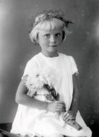 Dziewczyna z kwiatami. Ok. 1945 rok
A girl with flowers.Circa 1945.