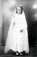 Pamiątka I Komunii dziewczyna z welonem. Ok. 1943 rok
A First Holy Comminion memento – a girl with a veil. Circa 1943.