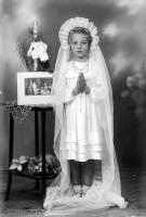   I Komunia – dziewczyna w długim welonie. Ok. 1943 rok, First Communion – girl wearing a long veil ca 1943