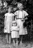   Trzy siostry w wiosennych sukienkach. Ok. 1945 rok, three sisters wearing spring dresses ca 1945