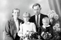   Rodzice z dziećmi. Ok. 1944 r ok., parents with children ca 1944