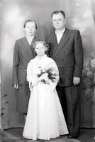 Dziewczyna ze swoimi dziadkami. Pamiatka I Komunii. Ok. 1955 rok *Girl with her grandparents. Communion memento. Ca 1955