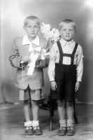 Pamiątka I Komunii- chłopiec z bratem. 1943 rok *First Communion Memento-boy and  bror. Ca 1943