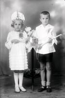 Dziewczyna i chłopiec- paniątka I Komunii. Ok. 1943 rok *Girl and boy- First Communion Memento. Ca 1943