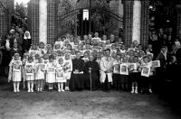  I Komunia w Uhowie. Ok. 1942 rok *Communion in Uhowo. Ca. 1942