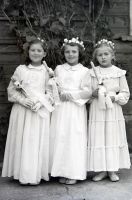  Trzy dziewczyny - I Komunia ; Three girls' Holy Communion<br />Dofinansowano ze srodków Ministerstwa Kultury i Dziedzictwa Narodowego i Starostwa Powiatowego w Bialymstoku.<br />