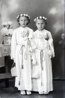  Dwie dziewczyny - I Komunia ; Two girls' Holy Communion<br />Dofinansowano ze srodków Ministerstwa Kultury i Dziedzictwa Narodowego i Starostwa Powiatowego w Bialymstoku.<br />