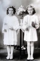  Dwie dziewczyny - I Komunia ; Two girls' First Holy Communion<br />Dofinansowano ze srodków Ministerstwa Kultury i Dziedzictwa Narodowego i Starostwa Powiatowego w Bialymstoku.<br />
