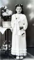  Pamiątka I Komunii - dziewczyna ; A memento photograph of1 First Holy Communion - a girl<br />Dofinansowano ze srodków Ministerstwa Kultury i Dziedzictwa Narodowego i Starostwa Powiatowego w Bialymstoku.<br />
