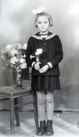  Dziewczynka - marynarz ; A little girl wearing a seaman outfit<br />Dofinansowano ze srodków Ministerstwa Kultury i Dziedzictwa Narodowego i Starostwa Powiatowego w Bialymstoku.<br />