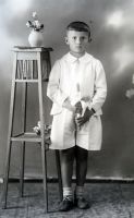  Chłopiec w bieli - I Komunia ; A boy wearing a white suit - First Holy Communion<br />Dofinansowano ze srodków Ministerstwa Kultury i Dziedzictwa Narodowego i Starostwa Powiatowego w Bialymstoku.<br />