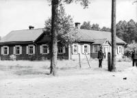  Dom ludowy w Podbrodziu. Kresy. Ok. 1935 rok,  The folk centre in Podgrodzie. Borderland. Circa 1935.