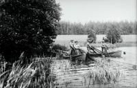  Połów ryb na jeziorze Żejmiana. Kresy. Ok. 1930 rok, Fishing on a Zejmiana lake. Borderland. Circa 1930.