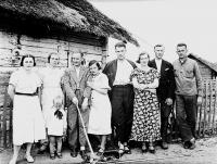 Rodzina Piotrowskich w Korkożyszkach. Ok. 1932 rok. *Family Piotrowski in Korkożyszki. Ca 1932