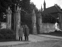 Przed bramą Rossy. Ok. 1935 rok.  *Rossy at a gate. Ca 1935