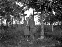 Na cmentarzu w Korkożyszkach. Ok. 1930 rok.  *At  cemetery in Korkożyszkach. Ca 1930