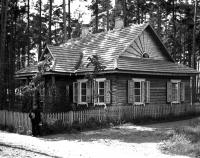Adam Piotrowski przed domem w Podbrodziu. Ok. 1935 rok *Adam Piotrowski front from  house in Podbrodziu. Ca. 1935
