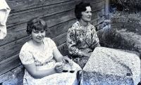  Dwie kobiety przy stoliku ; *Two women sitting at the table<br />Dofinansowano ze srodków Ministerstwa Kultury i Dziedzictwa Narodowego i Starostwa Powiatowego w Bialymstoku.<br />