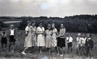  Sześć pań w plenerze ; *Six ladies in the open air<br />Dofinansowano ze srodków Ministerstwa Kultury i Dziedzictwa Narodowego i Starostwa Powiatowego w Bialymstoku.<br />