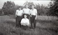  Czterech mężczyzn w ogrodzie ; *Four men in the garden<br />Dofinansowano ze srodków Ministerstwa Kultury i Dziedzictwa Narodowego i Starostwa Powiatowego w Bialymstoku.<br />