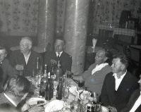  Siedzą przy stole ; *The men sitting at the table<br />Dofinansowano ze srodków Ministerstwa Kultury i Dziedzictwa Narodowego i Starostwa Powiatowego w Bialymstoku.<br />