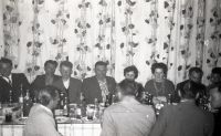 Siedzą przy stole ; *Sitting at the table<br />Dofinansowano ze srodków Ministerstwa Kultury i Dziedzictwa Narodowego i Starostwa Powiatowego w Bialymstoku.<br />