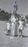  Przed pomnikiem Nowotki w Łapach- 1 ; *In front of the Nowotko statue in Łapy- 1<br />Dofinansowano ze srodków Ministerstwa Kultury i Dziedzictwa Narodowego i Starostwa Powiatowego w Bialymstoku.<br />