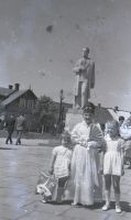  Przed pomnikiem Nowotki w Łapach- 2 ; *In front of the Nowotko statue in Łapy- 2<br />Dofinansowano ze srodków Ministerstwa Kultury i Dziedzictwa Narodowego i Starostwa Powiatowego w Bialymstoku.<br />