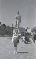  Dziewczynka z kwiatkiem ; *A girl with a flower<br />Dofinansowano ze srodków Ministerstwa Kultury i Dziedzictwa Narodowego i Starostwa Powiatowego w Bialymstoku.<br />