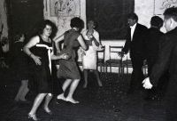  Tańczą ; *Dancing people<br />Dofinansowano ze srodków Ministerstwa Kultury i Dziedzictwa Narodowego i Starostwa Powiatowego w Bialymstoku.<br />