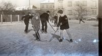  Grają w hokeja ; *Playing hockey<br />Dofinansowano ze srodków Ministerstwa Kultury i Dziedzictwa Narodowego i Starostwa Powiatowego w Bialymstoku.<br />