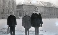  Przed budynkiem szkoły w Łapach ; *In front of the school building in Łapy<br />Dofinansowano ze srodków Ministerstwa Kultury i Dziedzictwa Narodowego i Starostwa Powiatowego w Bialymstoku.<br />