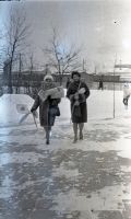  Dwie kobiety zimą ; *Two women in the winter<br />Dofinansowano ze srodków Ministerstwa Kultury i Dziedzictwa Narodowego i Starostwa Powiatowego w Bialymstoku.<br />