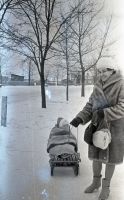  Kobieta z dzieckiem w sankach ; *A woman with her child in the sledge<br />Dofinansowano ze srodków Ministerstwa Kultury i Dziedzictwa Narodowego i Starostwa Powiatowego w Bialymstoku.<br />